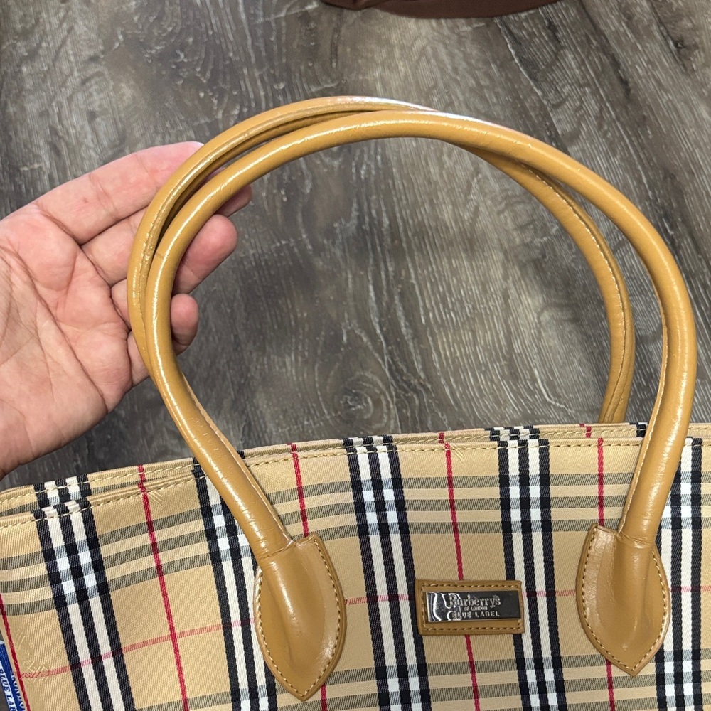 🔥Sold 🔥Burberry Beige and Black Checkered Tote - Picture 15 of 16